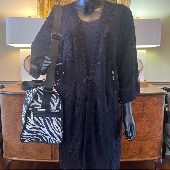 LeSportSac Zebra Print Weekender Bag NWOT - Picture 8 of 9